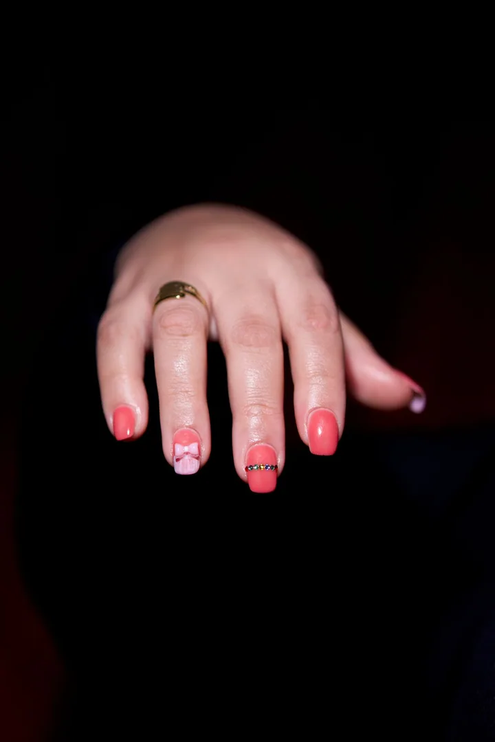 Pembe üzerinde çiçek detayları — Pexels ilham görseli