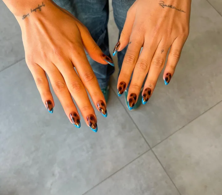 Turkuaz uçlarla tortoiseshell tasarım — OZ Nail Studio