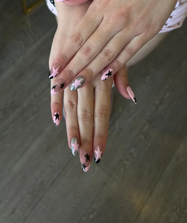 Pembe ve chrome zemin üzerinde siyah yıldızlar — OZ Nail Studio