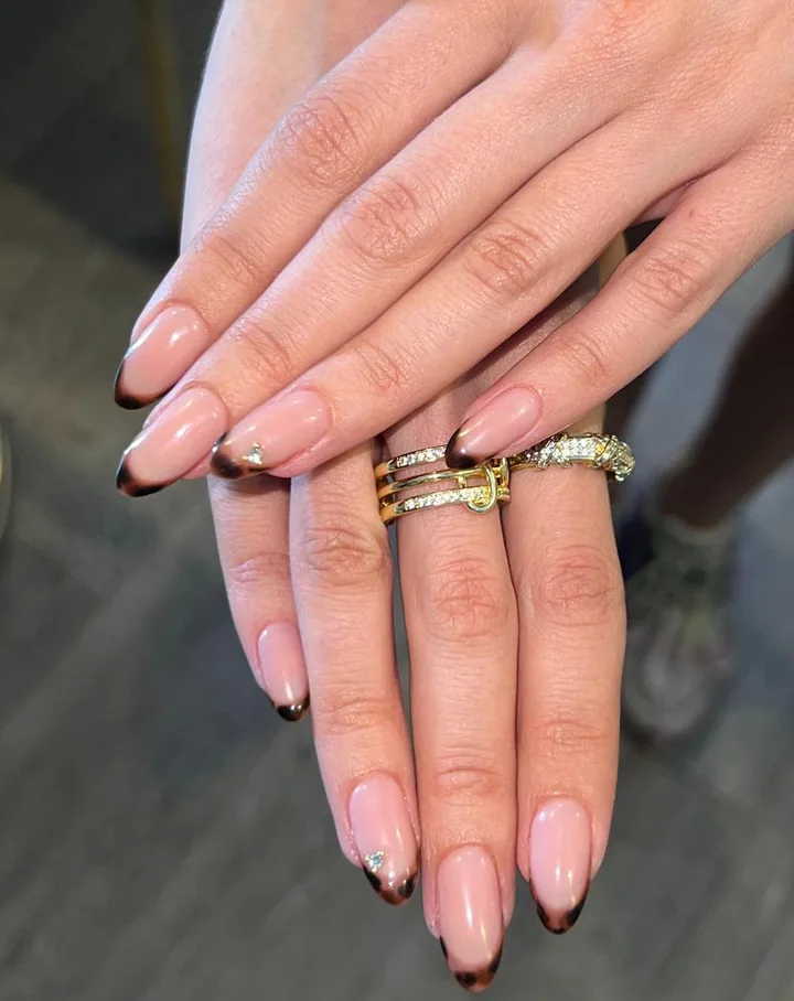Nude zemin üzerinde koyu French ve taş detayları — OZ Nail Studio